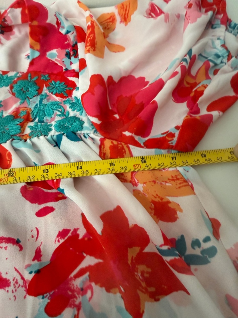 Savanna Jane Embroidery Short Sleeve Top with Red & Pink Blooms Size Small - Picture 10 of 11